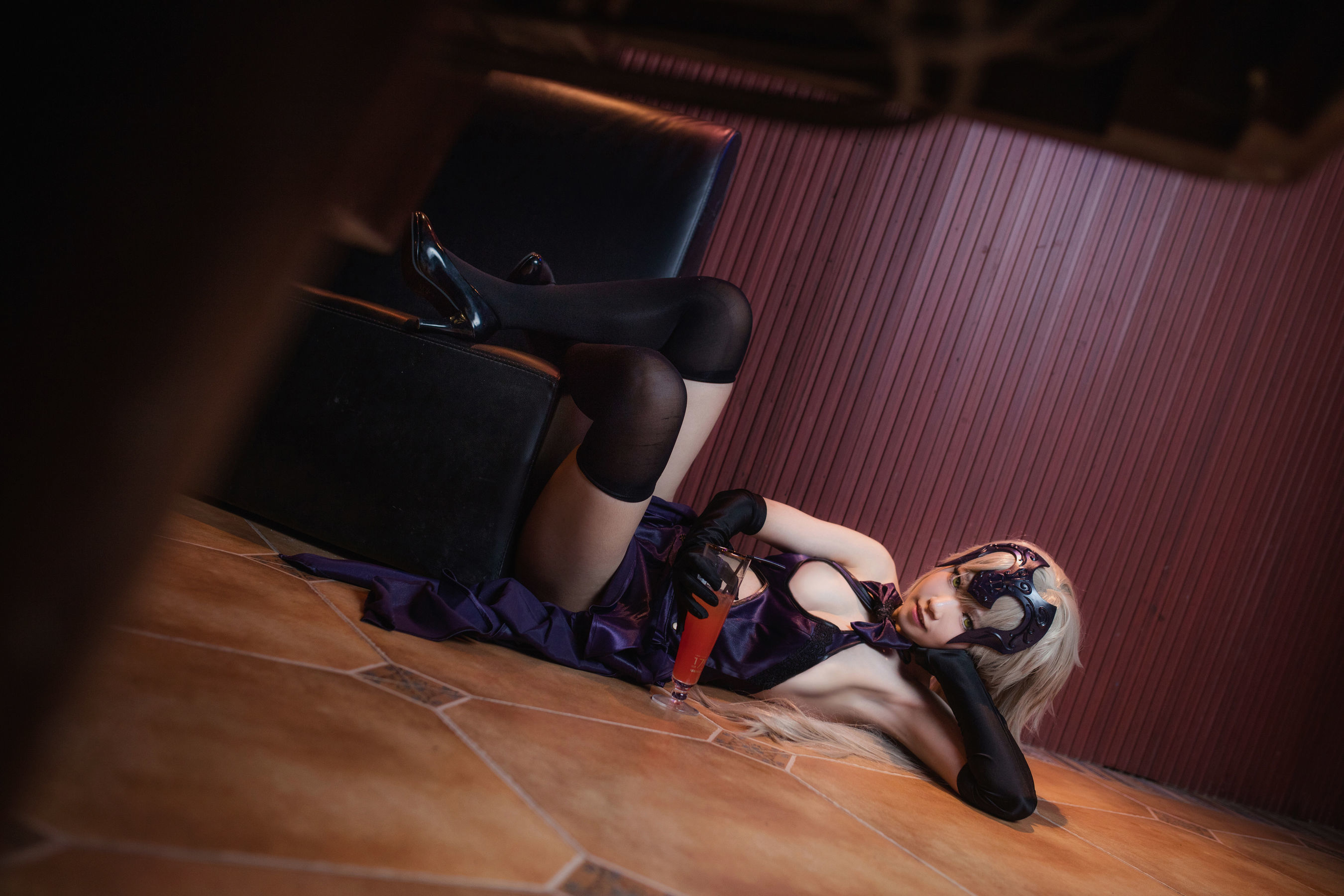 [网红COSER] 肉宅 – 聖夜の晚餐 写真集-二爷美图分享,Cosplay美图,私房写真,套图下载