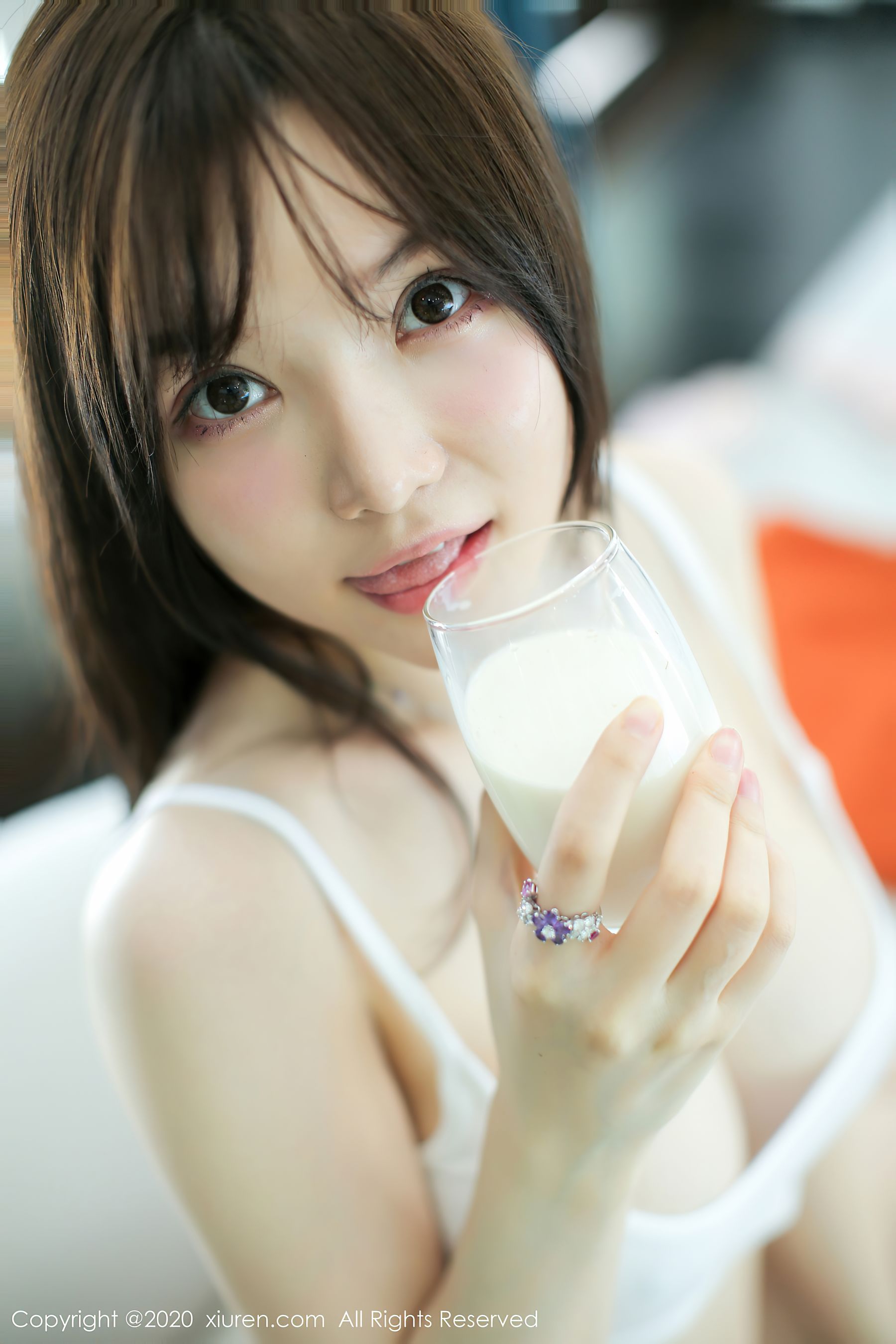 模特@糯美子Mini三亚旅拍写真发布，白色吊带系列，居家女友视角童颜巨乳清纯可人不失性感魅力-二爷美图分享,Cosplay美图,私房写真,套图下载